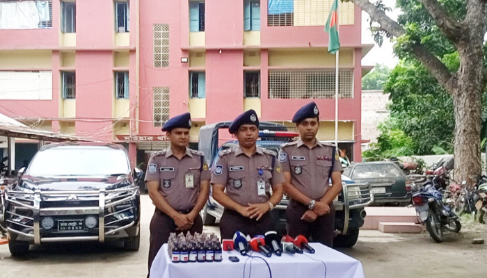 মতিহারে অর্ধশত বোতল এসকাফ ও ইয়াবাসহ ৩ মাদক কারবারী গ্রেফতার