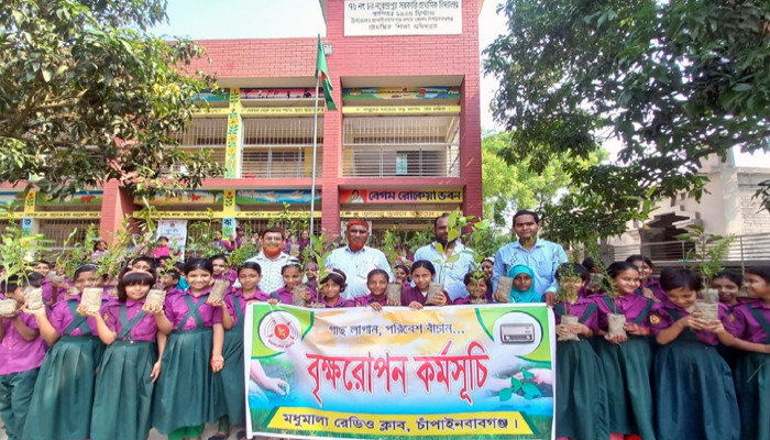 চাঁপাইনবাবগঞ্জে মধুমালা রেডিও ক্লাবের উদ্যোগে বৃক্ষরোপণ ও চারা বিতরণ