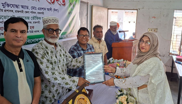 শিক্ষার আলো ছড়িয়ে অবসরে আনিকা ফারজানা, বিদায় জানাল কলেজ পরিবার