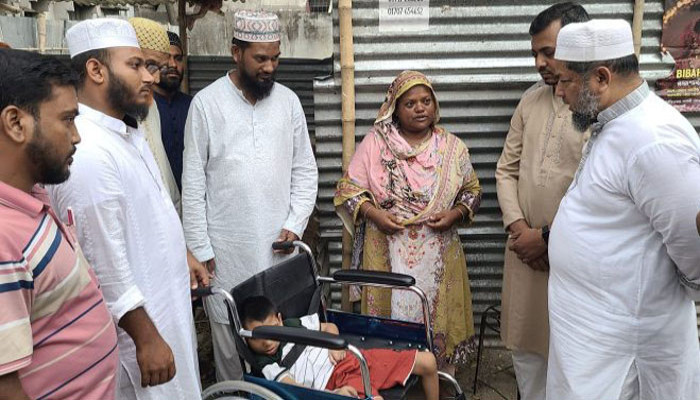 শারীরিক প্রতিবন্ধী শিশু রাইয়ানের পাশে আতাউর রহমান ফাউন্ডেশন, উপহার পেল হুইলচেয়ার