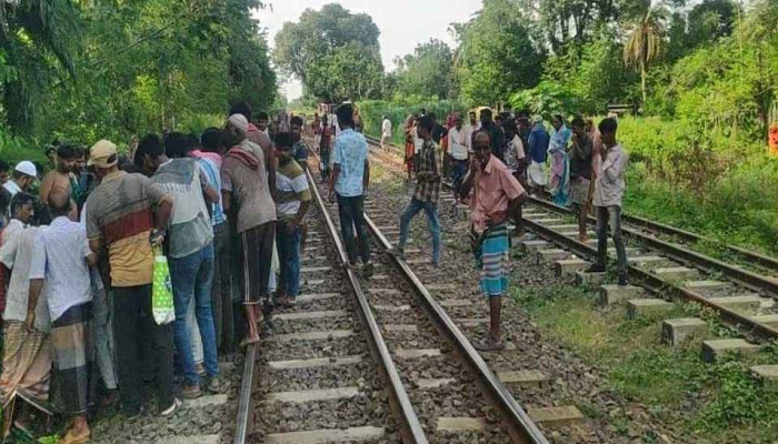নাটোরে রেললাইনে বসে মোবাইলে কথা বলছিলেন মধু, অতঃপর...