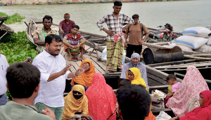 আমিরপুর খেয়াঘাটে অতিরিক্ত মাশুল আদায়ে কঠোর ব্যবস্থা নেওয়ার হুঁশিয়ারি রাসিক প্রশাসকের