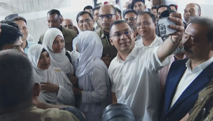 প্রধানমন্ত্রীর আয়োজনে সংসদ অধিবেশন দেখতে আসা শিক্ষার্থীদের মধ্যাহ্নভোজ