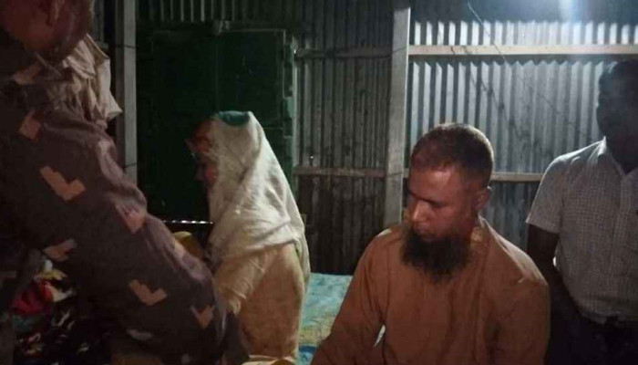 গভীর রাতে বিধবা নারীর ঘরে ইমাম ধরা