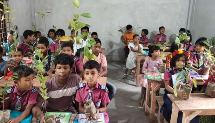 ​ গ্লোবাল ইসলামিক স্কুলে গাছের চারা বিতরণ