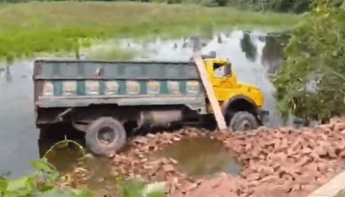 ইটবোঝাই ট্রাক নিয়ন্ত্রণ হারিয়ে খাদে পড়ে নিহত ২