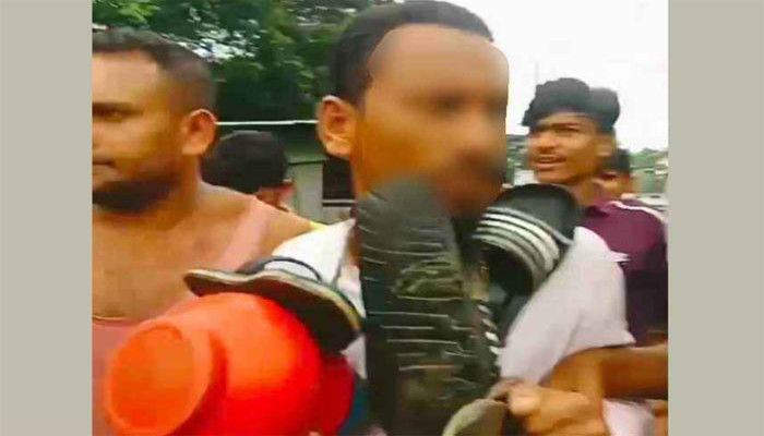নোয়াখালীতে শিশুকে ধর্ষণচেষ্টা মাদরাসাশিক্ষকের, জুতার মালা পরিয়ে ঘোরালো জনতা