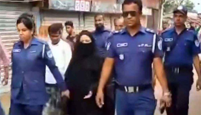 পরকীয়ার জেরে স্বামীকে গলা কেটে হত্যা, চাপাতি-ছুরিসহ স্ত্রী গ্রেপ্তার