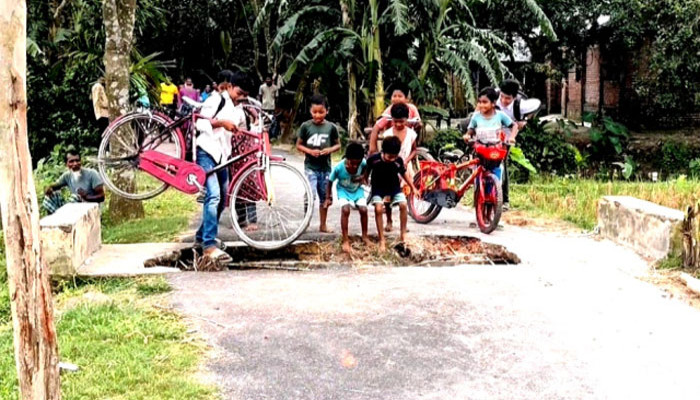 ঠাকুরগাঁওয়ে ৭ মাস ধরে ভাঙা কালভার্ট: বিকল্প পথে চলাচল, দুর্ঘটনার শঙ্কায় হাজারো মানুষ
