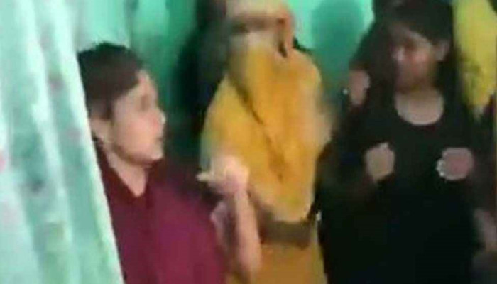 দুই তরুণীর চুল কেটে দিল গ্রামবাসী