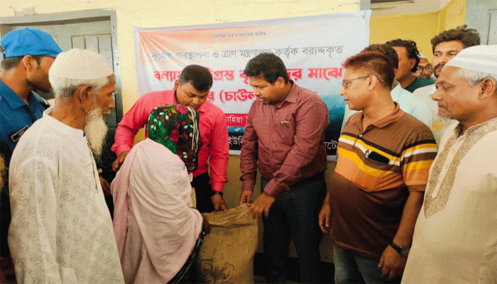সিংড়ায় আকষ্মিক বন্যায় ক্ষতিগ্রস্ত কৃষকদের মাঝে চাল বিতরণ