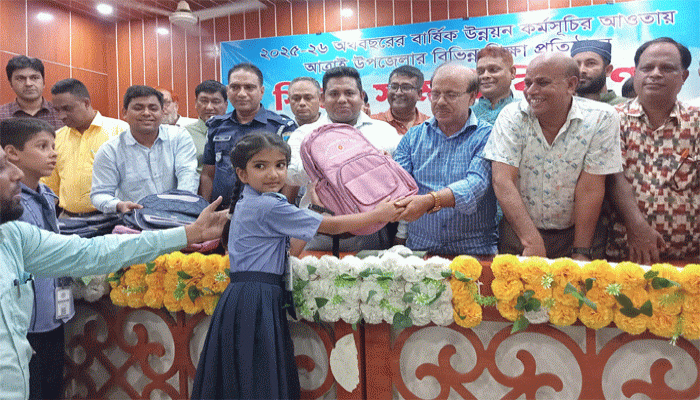আত্রাইয়ে বার্ষিক উন্নয়ন কর্মসূচির আওতায় শিক্ষার্থীদের মাঝে স্কুল ব্যাগ বিতরণ