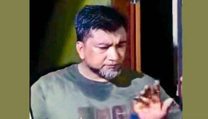 কুমিল্লায় প্রধান শিক্ষক রাতে প্রবাসীর স্ত্রীর ঘরে গিয়ে ধরা