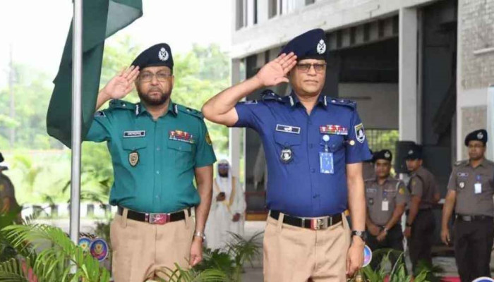 নতুন পোশাকে পুলিশ