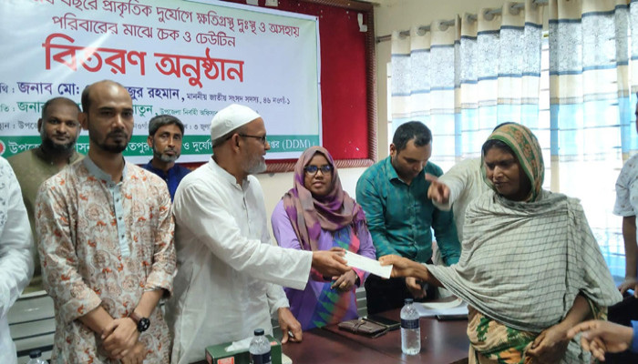 নিয়ামতপুরে প্রাকৃতিক দুর্যোগে ক্ষতিগ্রস্ত পরিবারের মাঝে চেক ও ঢেউটিন বিতরণ