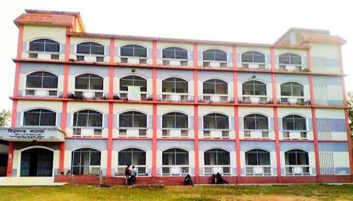 এইচএসসি: পুঠিয়ায় ভুল প্রশ্নপত্র সরবরাহের অভিযোগ, পরীক্ষার্থীদের ক্ষোভ