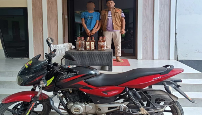 গোদাগাড়ীতে ১২ বোতল ভারতীয় মদ সহ মাদক কারবারি গ্রেপ্তার, মোটরসাইকেল জব্দ