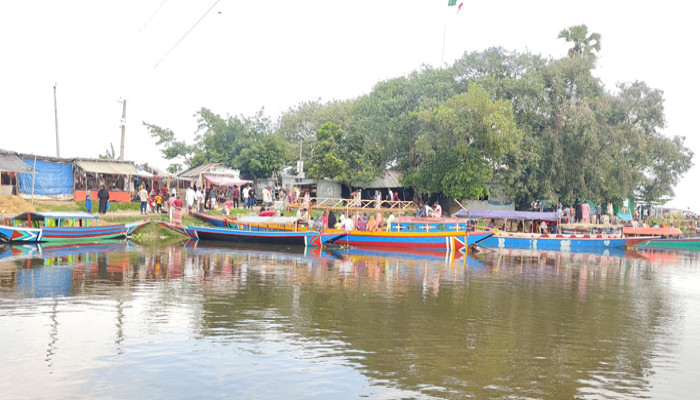 বর্ষার শুরুতেই ভক্ত ও দর্শনার্থীদের ভীড়ে  উৎসবমুখর চলনবিলর তিশিখালীর মাজার