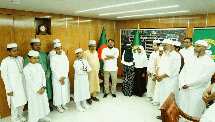 বুধপাড়া আলিম মাদ্রাসার বৃত্তিপ্রাপ্ত ১২ শিক্ষার্থীকে ব্যক্তিগত উদ্যোগে নগদ অর্থ উপহার দিলেন রাসিক প্রশাসক