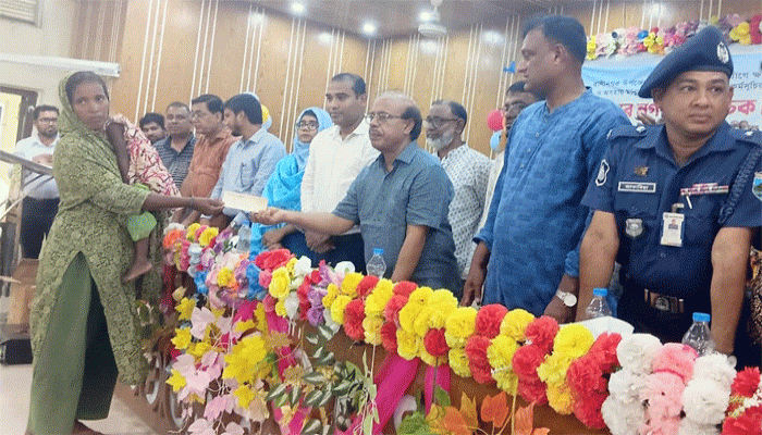 রাণীনগরে নগদ অর্থসহ বিভিন্ন অনুদান বিতরণ