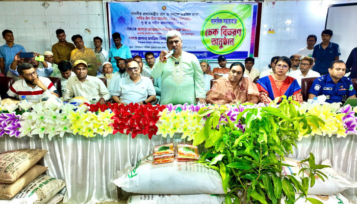 মোহনপুরে উপকারীভোগীদের মাঝে বিভিন্ন উপকরণ বিতরণ করেন এমপি মিলন