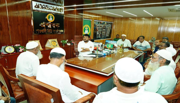 রাসিক প্রশাসকের সঙ্গে হড়গ্রাম নতুনপাড়া  চারখুটা মোড় জামে মসজিদ কমিটির নেতৃবৃন্দের সৌজন্য সাক্ষাৎ