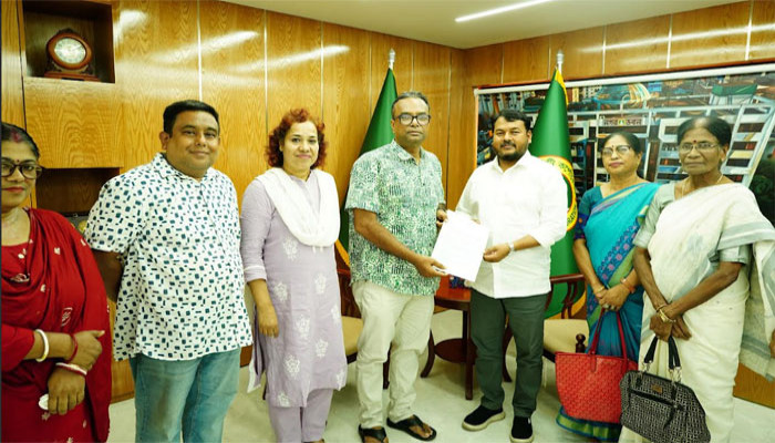 সৌরবিদ্যুৎ প্রকল্প বাস্তবায়নের উদ্যোগ গ্রহণের আবেদন জানিয়ে রাসিক প্রশাসককে স্মারকলিপি প্রদান
