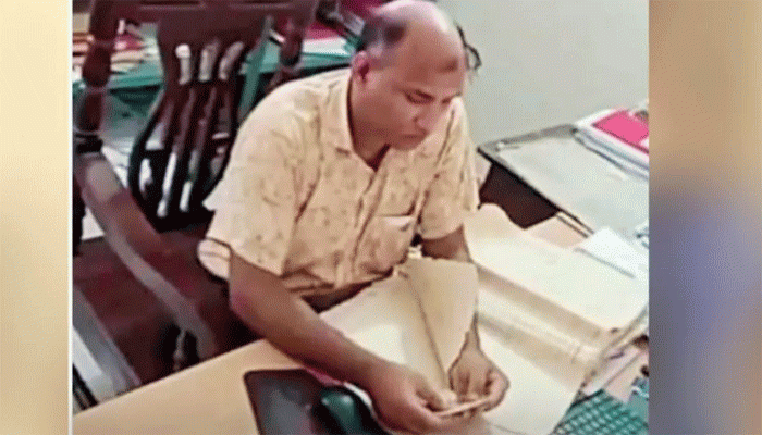 চাঁপাইনবাবগঞ্জে তহসিলদারের ‘ঘুষ’ নেওয়ার ভিডিও ভাইরাল