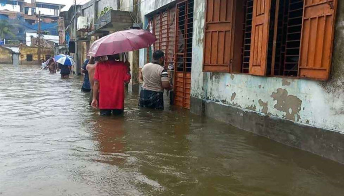 নওগাঁ শহরে এক রাতের বৃষ্টিতেই জলমগ্ন