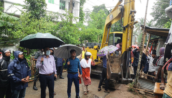 রাজশাহী শহর রক্ষা বাঁধে অবৈধ দখল উচ্ছেদ শুরু