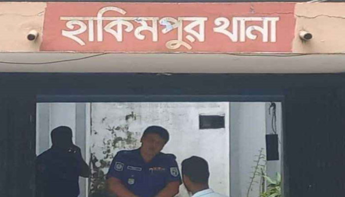 হিলিতে ৬০ বছরের বৃদ্ধের বাড়িতে বিয়ের দাবিতে ৪৮ বছরের নারীর অনশন