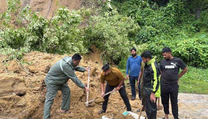 পাহাড়ধসে বিপর্যস্ত রাঙামাটি-চট্টগ্রাম সড়ক পরিষ্কার করেছে ছাত্রদল