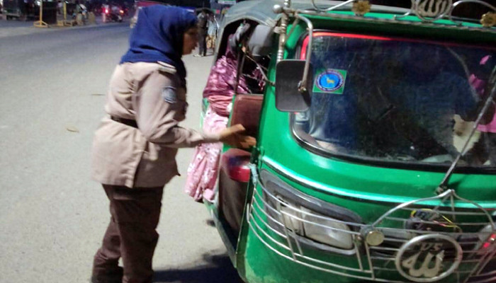 নগরীতে ট্রাফিক পুলিশের অভিযানে  ৫৫ মামলা ও ৬১ যানবাহন আটক