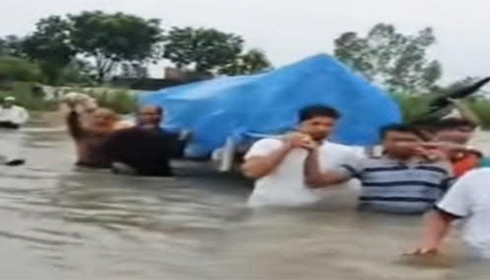 কোমর পানিতে মায়ের লাশ: ঠাকুরগাঁওয়ে এক অবর্ণনীয় মানবিক ট্র্যাজেডি !