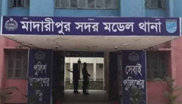থানার গ্রিল ভেঙে পালিয়ে গেলেন নারী আসামি 