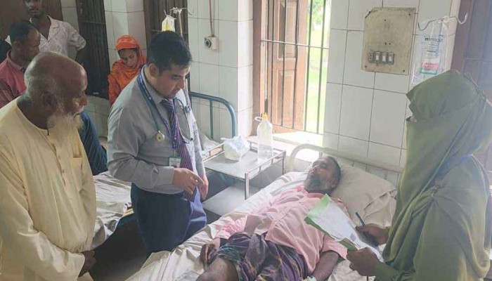 পঞ্চগড়ে সাপ নিয়ে হাসপাতালে হাজির রোগী