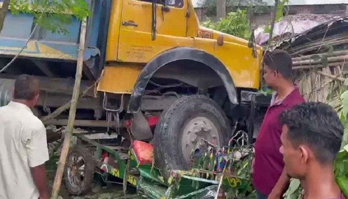 ট্রাকচাপায় মা ও দুই সন্তানসহ নিহত ৪