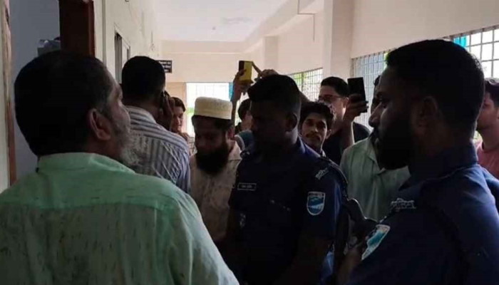 আর্জেন্টিনার খেলা দেখে কুড়াল নিয়ে শিক্ষা কর্মকর্তার রুমে প্রধান শিক্ষক, অতঃপর...