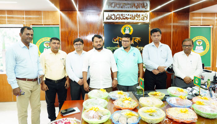 রাজশাহী সিটি কর্পোরেশনের প্রশাসককে বিভিন্ন প্রজাতির আম উপহার