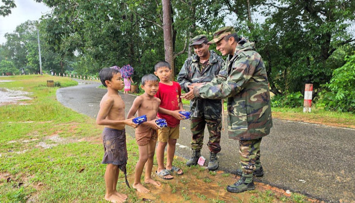 লংগদুতে বন্যাদুর্গত পরিবারের মাঝে সেনাবাহিনীর ত্রাণ ও বিশুদ্ধ পানি বিতরণ
