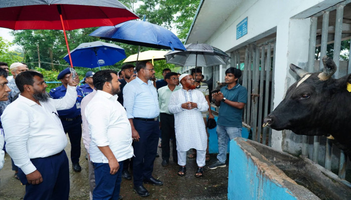 রাজাবাড়ী হাটে আঞ্চলিক কৃত্রিম প্রজনন গবেষণাগার পরিদর্শনে মৎস্য ও প্রাণিসম্পদ প্রতিমন্ত্রী