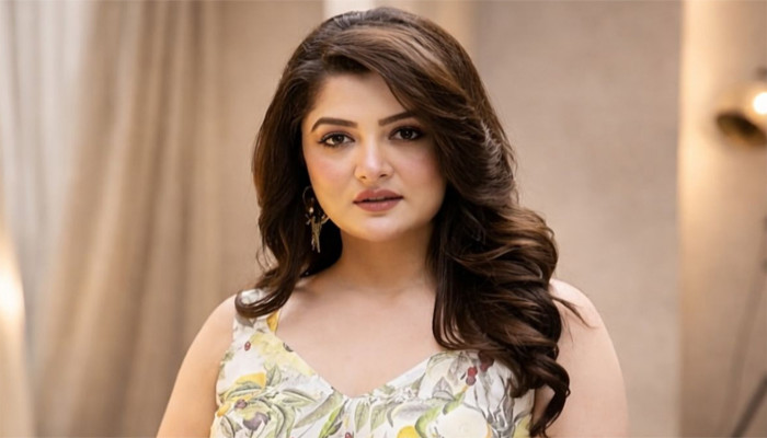 ‘ওঁর ব্যক্তিগত পরিসর সম্পর্কে কিছুই জানি না’, আপ্তসহায়কের বিরুদ্ধে যৌন হেনস্থার অভিযোগ, কী বললেন শ্রাবন্তী?