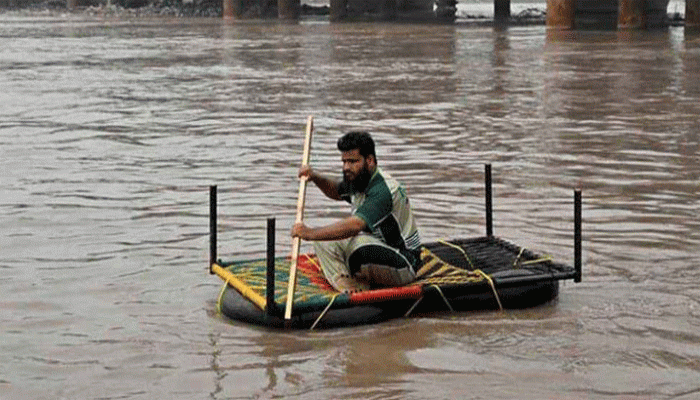 পাকিস্তানে ভারী বৃষ্টিতে ছাদ ধসে নারীসহ ১০ জনের মৃত্যু