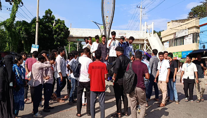 শিক্ষামন্ত্রীর পদত্যাগের দাবিতে নগরীর তালাইমারী ট্রাফিক মোড়ে সড়ক অবরোধ করে পরীক্ষার্থীদের বিক্ষোভ