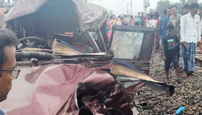 ভারতে স্কুলবাসে ট্রেনের ধাক্কা, তিন শিক্ষার্থীসহ নিহত ৪