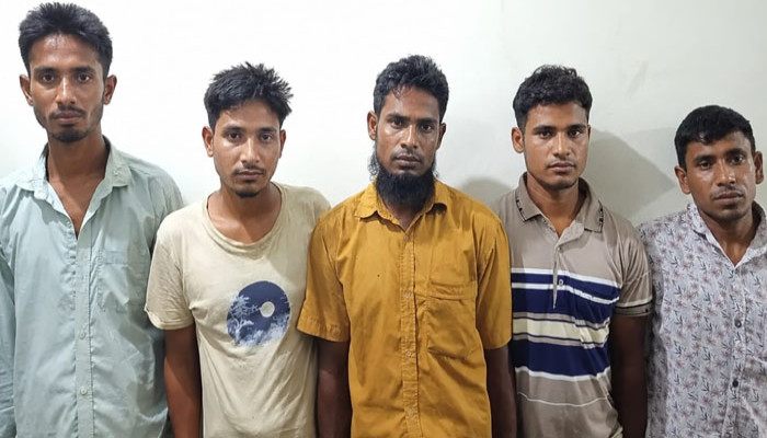 গভীর রাতে জুয়ার আসরে পুলিশের অভিযান, আটক ৫