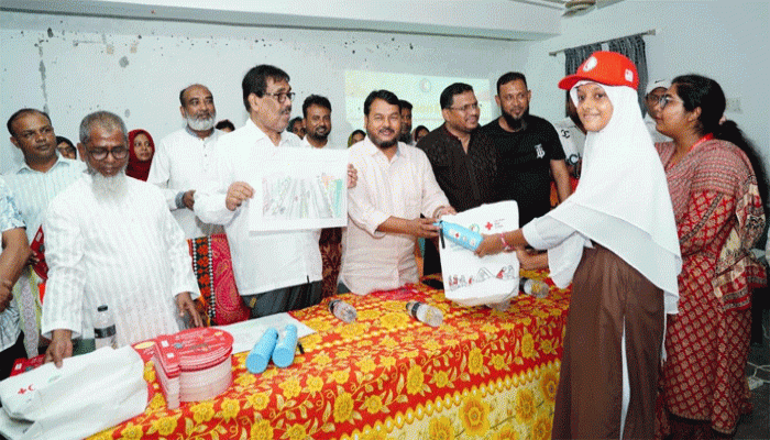 হিটওয়েভ সম্পর্কে সচেতনতা বৃদ্ধির আয়োজিত লুডু খেলা ও চিত্রাঙ্কন প্রতিযোগিতার পুরস্কার বিতরণ করলেন রাসিক প্রশাসক