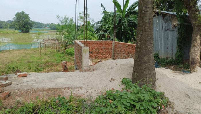 তানোরে সরকারি খাস জায়গা দখল করে পাকা ঘর নির্মাণ