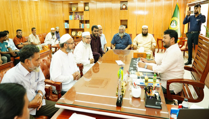রাসিক প্রশাসকের সাথে মসজিদ কমিটির নেতৃবৃন্দের সৌজন্য সাক্ষাৎ