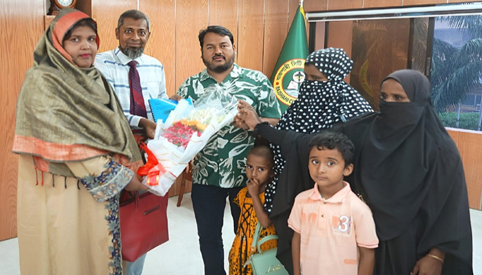 রাসিক প্রশাসকের সাথে চাঁদের আলো ফাউন্ডেশনের নেতৃবৃন্দের সৌজন্য সাক্ষাৎ